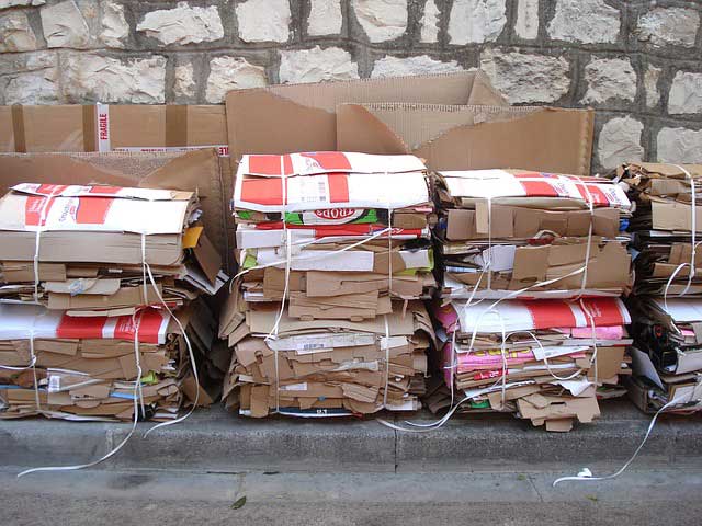 Cartons triés et prêt à partir pour le recyclage